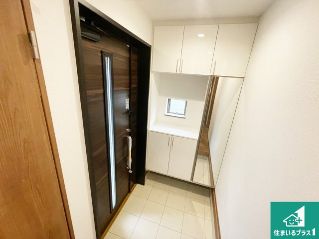 伊丹市松ケ丘　新築一戸建ての玄関|シューズボックスにはたくさんの靴が収納できるので玄関周りはいつもスッキリ！ご家族が増えても安心！