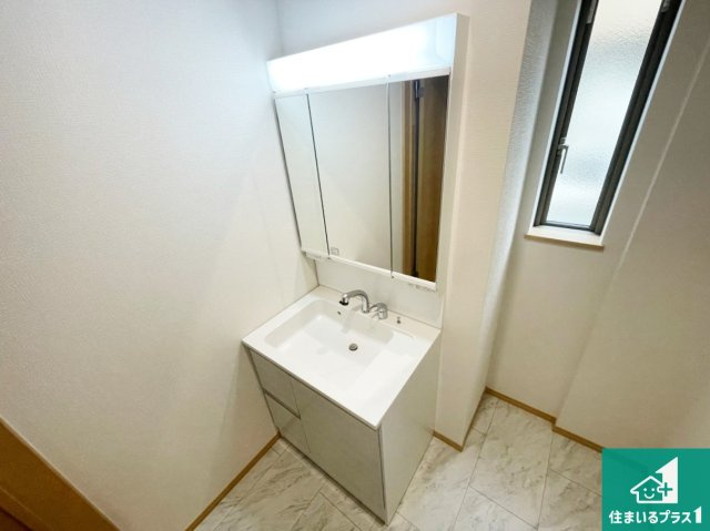 伊丹市松ケ丘　新築一戸建ての独立洗面台|清潔感のある洗面台です。フラットな鏡は掃除がしやすく毎日清潔！鏡裏には収納があるのでスッキリとした洗面台が保てます。