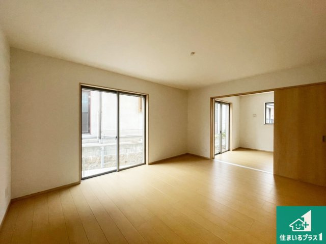 伊丹市松ケ丘　新築一戸建ての居間・リビング|日当たり良好の明るいリビングで朝の目覚めもスッキリできそう！対面キッチンでご家族のコミュニケーションも自然と増える設計！小さなお子様が遊ぶスペースを作っても広々とくつろげるLDK！