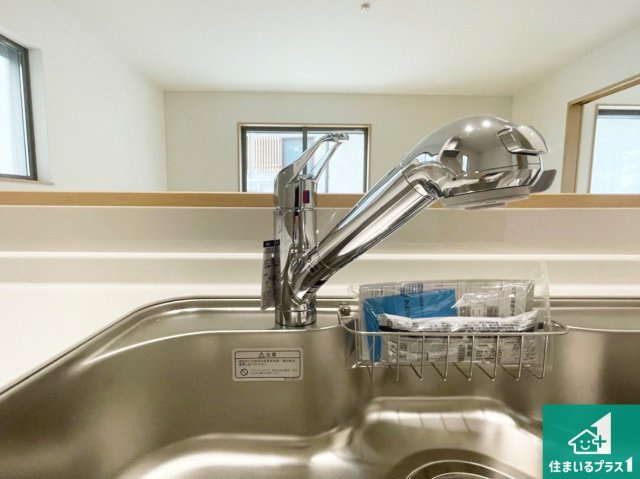 伊丹市松ケ丘　新築一戸建ての設備|浄水器を内蔵！炊飯時、お茶を作る時に安心してお水を使えます！お湯と冷水、浄水と原水、シャワーの切替えもワンタッチです！