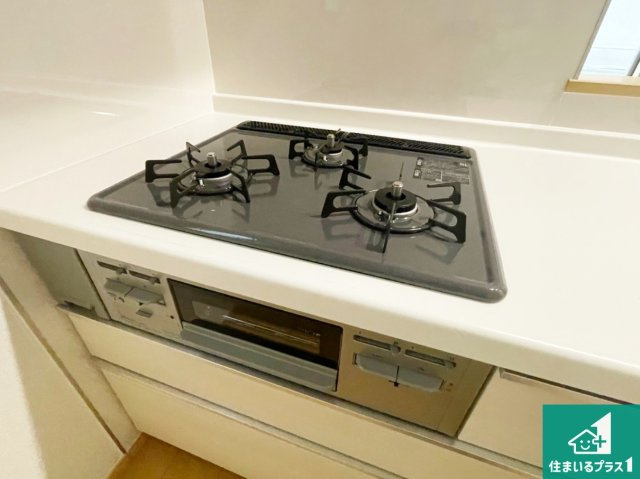 伊丹市松ケ丘　新築一戸建ての設備|ダブル高火力Ｓｉセンサー付きコンロ！３口あるので、まとめて料理をする時も大活躍！
