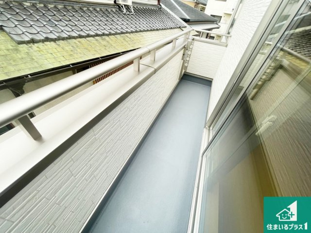 伊丹市松ケ丘　新築一戸建てのバルコニー|南側に面したバルコニーですので明るい日差しを取り込み洗濯物をしっかり乾かしてくれます。
