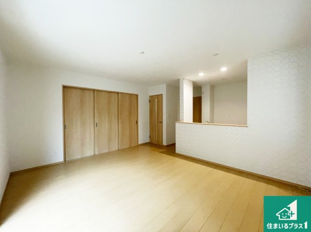 伊丹市松ケ丘　新築一戸建ての居間・リビング|シンプルなリビングは、観葉植物等のインテリアを楽しめますね！パパ好みにも、ママ好みにも家具次第で雰囲気を変えることができます！