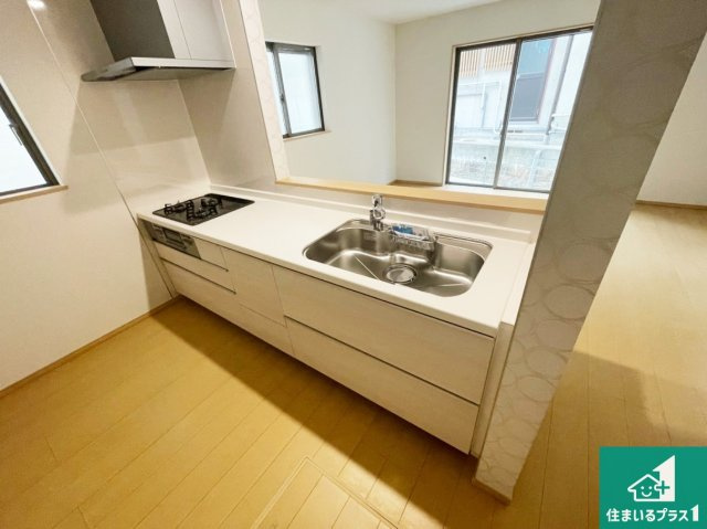 伊丹市松ケ丘　新築一戸建てのキッチン|リビングと統一感があり、使い勝手のいいキッチン。広々としているので、二人並んで作業が出来ちゃいます。お子様と一緒に色々なお料理に挑戦できるスペースがあります。