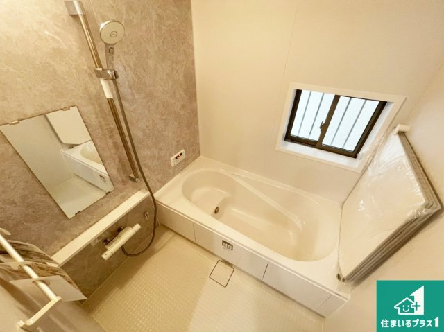 伊丹市松ケ丘　新築一戸建ての浴室|足をゆったり伸ばして寛げる浴槽です。窓が設けられていますので差し込む光が明るく穏やかな雰囲気にしてくれます♪浴室乾燥機も設置しているので、雨の日の洗濯物も安心です♪