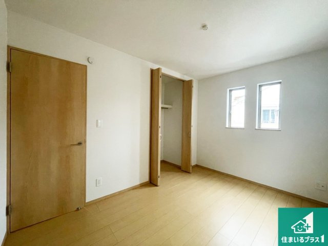 伊丹市松ケ丘　新築一戸建ての洋室|収納スペースが充実しているので子供の成長に合わせてたくさん収納ができます！家族構成に合わせた様々な活用ができる収納！