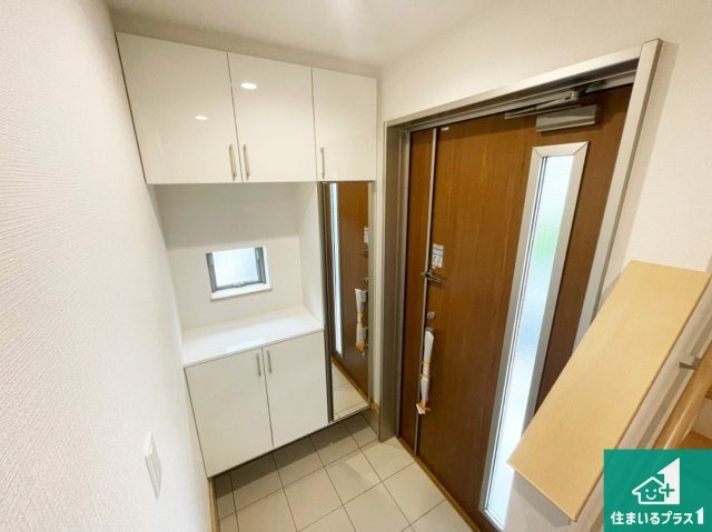 伊丹市松ケ丘　新築一戸建ての玄関|シューズボックスにはたくさんの靴が収納できるので玄関周りはいつもスッキリ！ご家族が増えても安心！