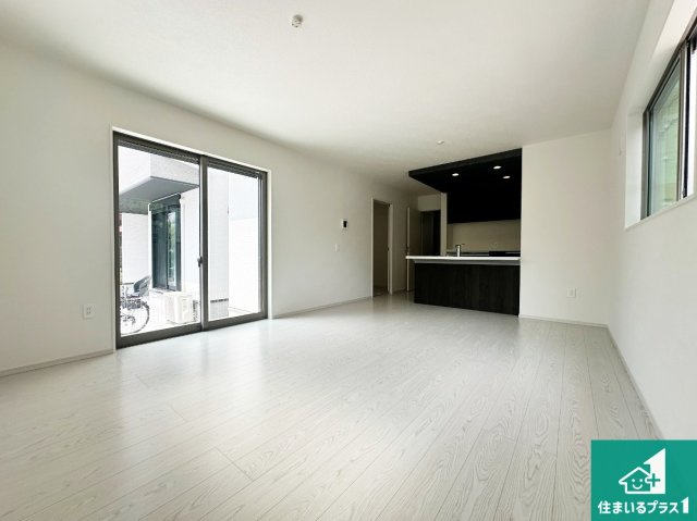 明石市天文町　第1期　新築一戸建ての居間・リビング|日当たり良好の明るいリビングで朝の目覚めもスッキリできそう！対面キッチンでご家族のコミュニケーションも自然と増える設計！小さなお子様が遊ぶスペースを作っても広々とくつろげるLDK！