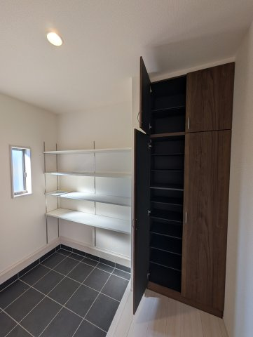 【収納】 | リーブルガーデン.S前橋市第2大胡町ー① | ウオークスルータイプのシューズインクローク♪