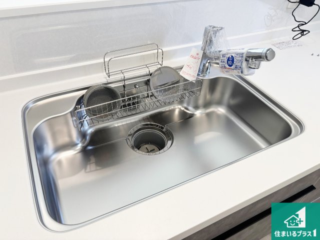 川西市霞ケ丘　第1期　新築一戸建ての独立洗面台|清潔感のある洗面台です。フラットな鏡は掃除がしやすく毎日清潔！ホースは引き出して使えるので洗顔やお掃除の際に便利です！