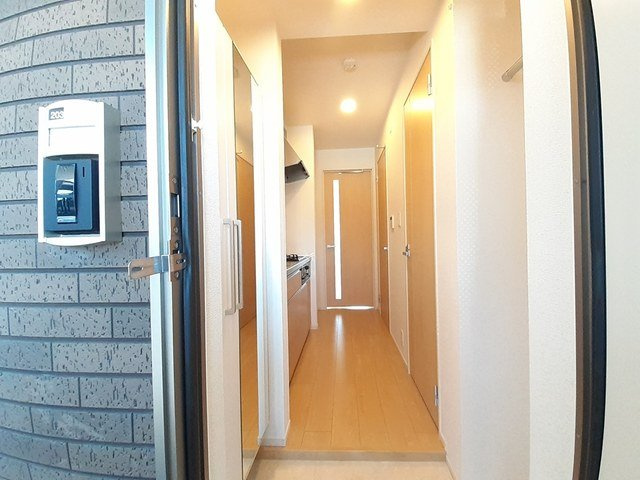 加古川市平岡町新在家３丁目のアパートの玄関