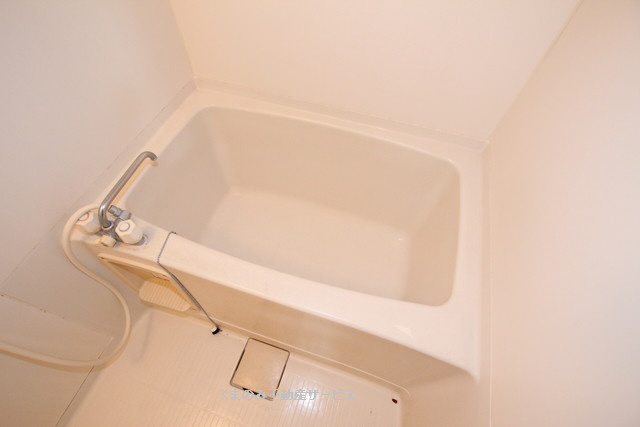 【浴室】 | コーポK＆K | 日々の暮らしに欠かせないお風呂です
コーポK&K　102号室　2019/7/12撮影