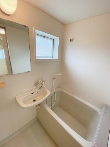 ファミールユタカ　Bの浴室|別部屋反転間取りのお写真となります。