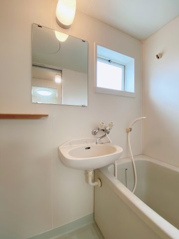 ファミールユタカ　Bの浴室|別部屋反転間取りのお写真となります。