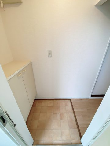 ファミールユタカ　Bの玄関|別部屋反転間取りのお写真となります。