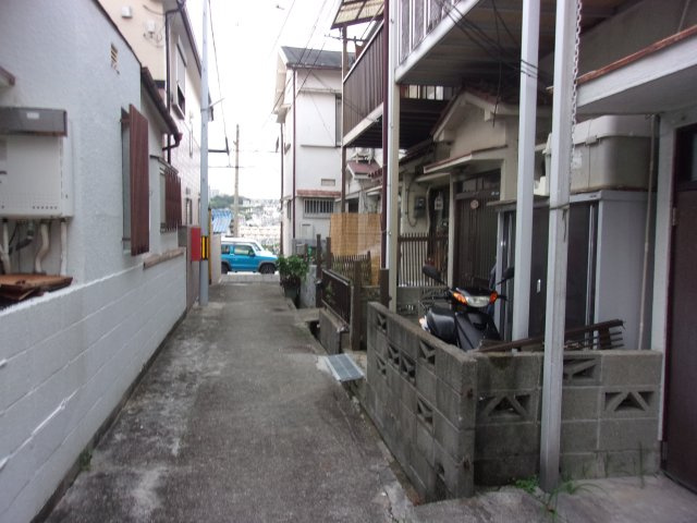 泉が丘５丁目中古収益テラスハウスの前面道路含む現地写真