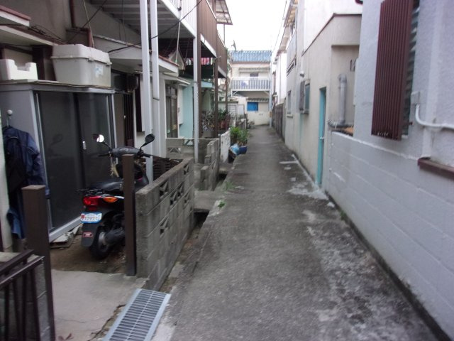 泉が丘５丁目中古収益テラスハウスの前面道路含む現地写真