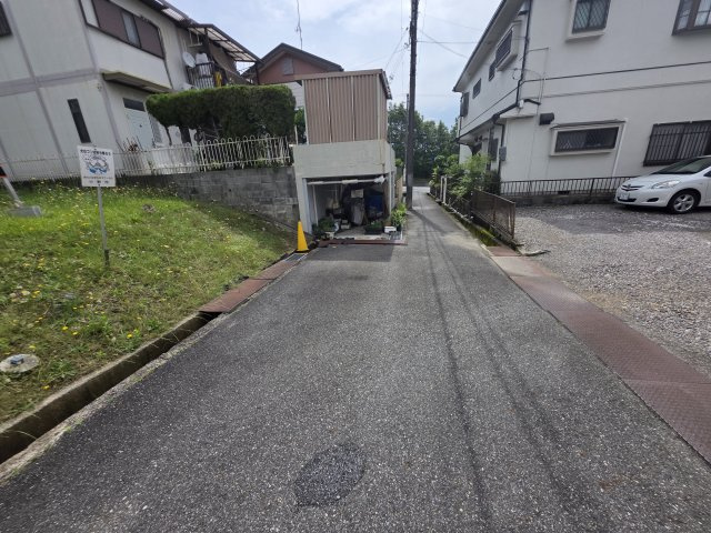 小野市育ヶ丘町売土地の前面道路含む現地写真
