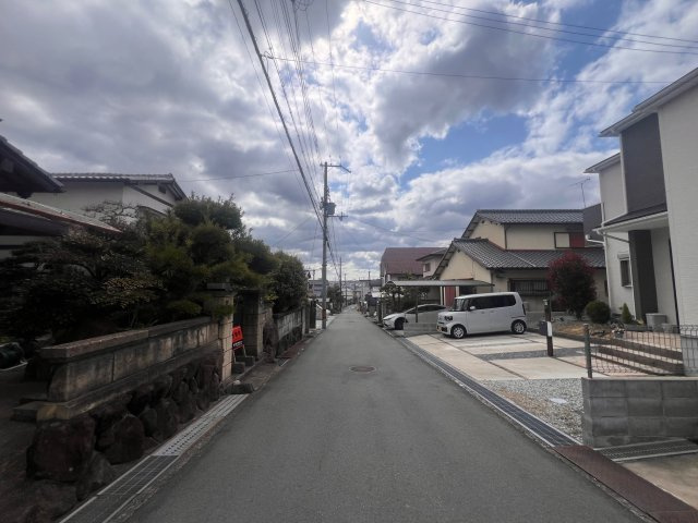 三木市志染町東自由が丘2丁目既存戸建の前面道路含む現地写真