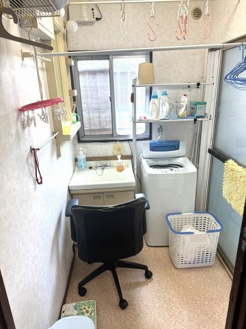 西脇市西脇店舗付き住宅の独立洗面台