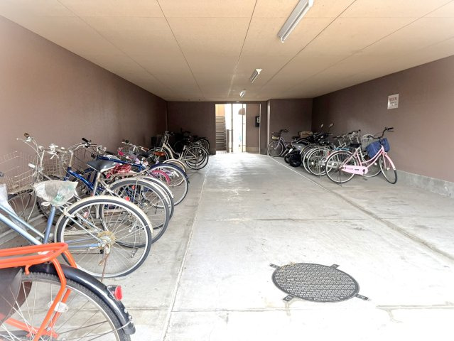 ロワイヤル斑鳩の駐輪場