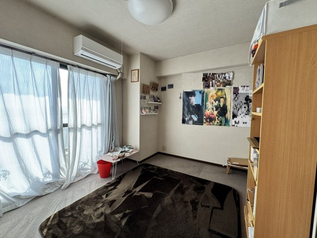 ロワイヤル斑鳩の子供部屋|バルコニーに面した洋室／7帖