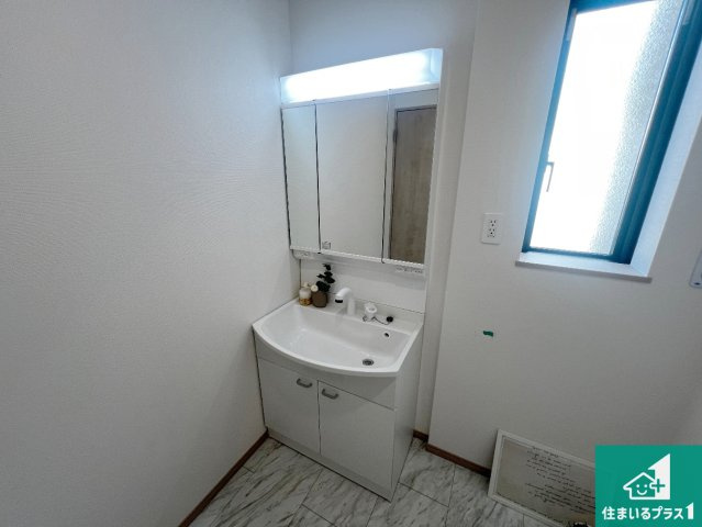 八尾市堤町　新築一戸建ての独立洗面台|清潔感のある洗面台です。フラットな鏡は掃除がしやすく毎日清潔！鏡裏には収納があるのでスッキリとした洗面台が保てます。