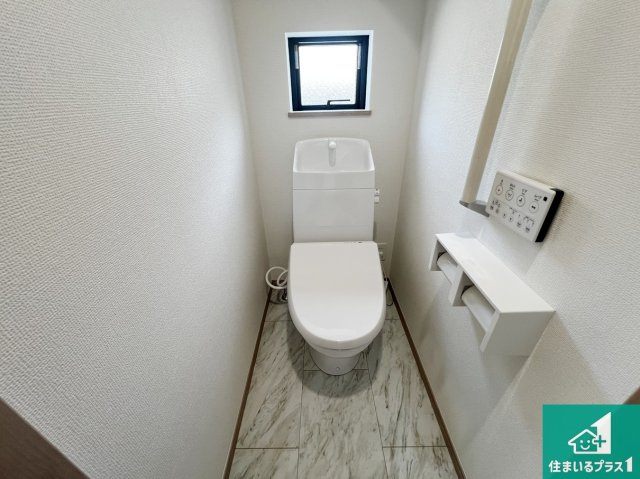 八尾市堤町　新築一戸建てのトイレ|1・2階の2ヶ所にあるので、朝の忙しい時間の順番待ちもなく、深夜の利用にも大変便利です。