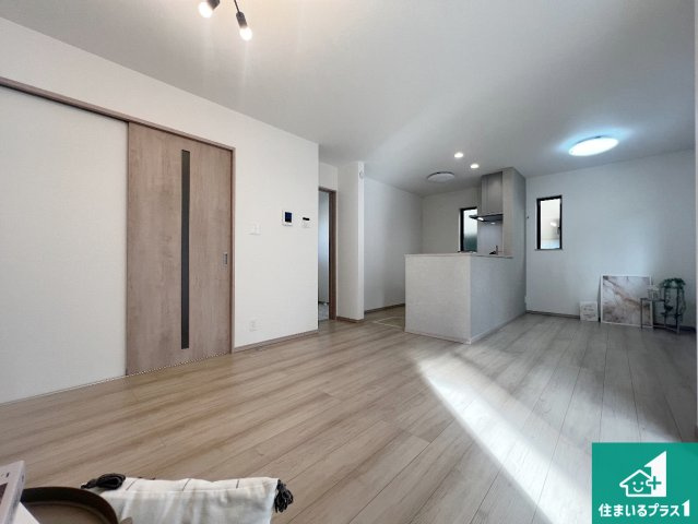 八尾市堤町　新築一戸建ての居間・リビング|日当たり良好の明るいリビングで朝の目覚めもスッキリできそう！対面キッチンでご家族のコミュニケーションも自然と増える設計！小さなお子様が遊ぶスペースを作っても広々とくつろげるLDK！