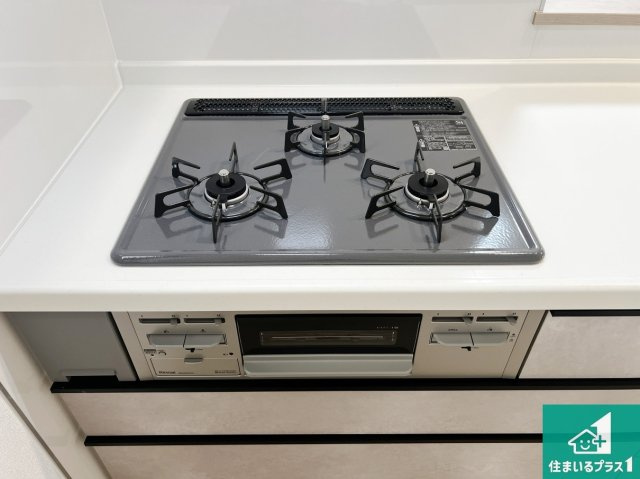 八尾市堤町　新築一戸建ての設備|ダブル高火力Ｓｉセンサー付きコンロ！３口あるので、まとめて料理をする時も大活躍！