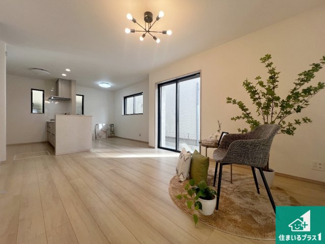 八尾市堤町　新築一戸建ての居間・リビング|シンプルなリビングは、観葉植物等のインテリアを楽しめますね！パパ好みにも、ママ好みにも家具次第で雰囲気を変えることができます！