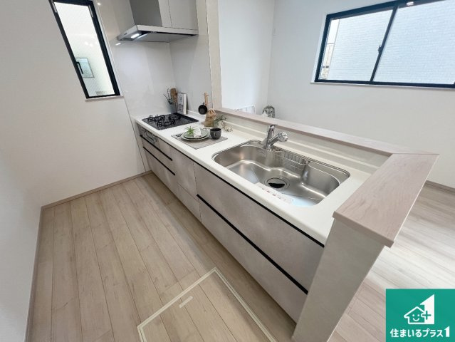 八尾市堤町　新築一戸建てのキッチン|リビングと統一感があり、使い勝手のいいキッチン。広々としているので、二人並んで作業が出来ちゃいます。お子様と一緒に色々なお料理に挑戦できるスペースがあります。