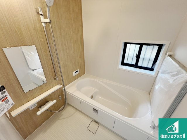 八尾市堤町　新築一戸建ての浴室|足をゆったり伸ばして寛げる浴槽です。窓が設けられていますので差し込む光が明るく穏やかな雰囲気にしてくれます♪浴室乾燥機も設置しているので、雨の日の洗濯物も安心です♪