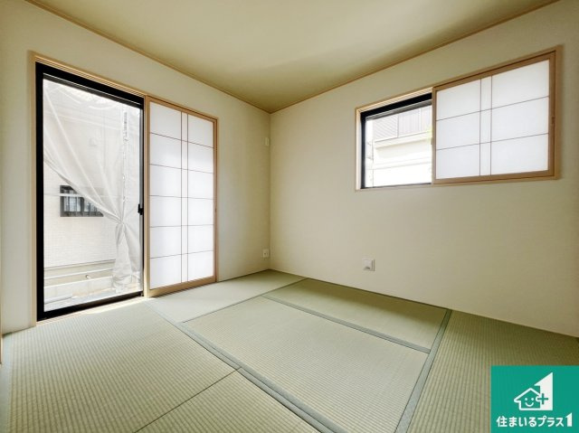 八尾市堤町　新築一戸建ての和室|一室あると便利な和室は客間としてだけでなく、小さなお子様のプレイルームや食後のくつろぎスペースとしてもご利用いただけます。収納もついていますので大活躍間違いなし！