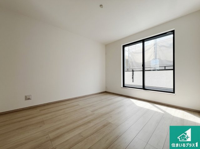 八尾市堤町　新築一戸建ての洋室|シンプルな洋室は、自分好みのインテリアが楽しめます♪ご家族とインテリアや家具を選びに行くのは新築購入時の醍醐味の一つです。ぜひお楽しみください♪