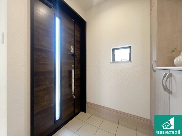 八尾市堤町　新築一戸建ての玄関|シューズボックスにはたくさんの靴が収納できるので玄関周りはいつもスッキリ！ご家族が増えても安心！