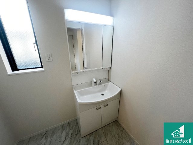 八尾市堤町　新築一戸建ての独立洗面台|清潔感のある洗面台です。フラットな鏡は掃除がしやすく毎日清潔！鏡裏には収納があるのでスッキリとした洗面台が保てます。