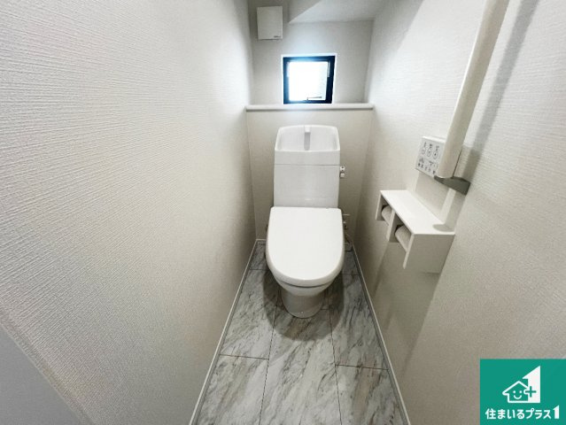 八尾市堤町　新築一戸建てのトイレ|1・2階の2ヶ所にあるので、朝の忙しい時間の順番待ちもなく、深夜の利用にも大変便利です。