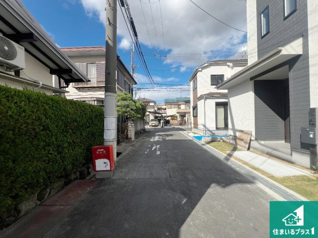 八尾市堤町　新築一戸建ての前面道路含む現地写真|周辺は閑静な住宅街！前面道路広々で車の出し入れも便利です。駐車が苦手な方でも安心して車庫入れできます！