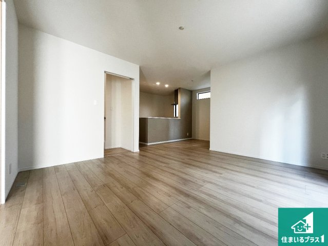 八尾市堤町　新築一戸建ての居間・リビング|日当たり良好の明るいリビングで朝の目覚めもスッキリできそう！対面キッチンでご家族のコミュニケーションも自然と増える設計！小さなお子様が遊ぶスペースを作っても広々とくつろげるLDK！