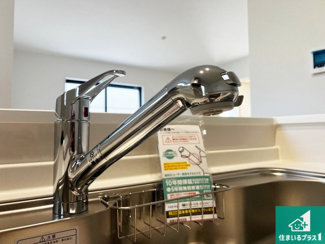 八尾市堤町　新築一戸建ての設備|浄水器を内蔵！炊飯時、お茶を作る時に安心してお水を使えます！お湯と冷水、浄水と原水、シャワーの切替えもワンタッチです！