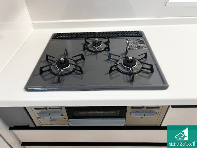 八尾市堤町　新築一戸建ての設備|ダブル高火力Ｓｉセンサー付きコンロ！３口あるので、まとめて料理をする時も大活躍！