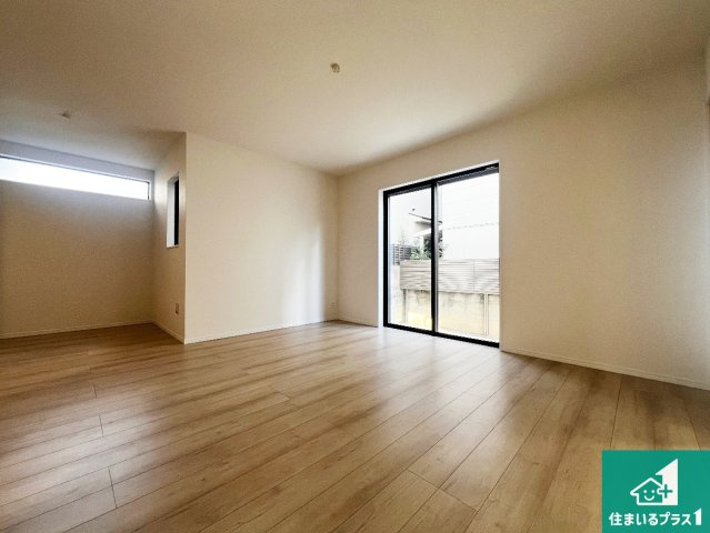 八尾市堤町　新築一戸建ての居間・リビング|シンプルなリビングは、観葉植物等のインテリアを楽しめますね！パパ好みにも、ママ好みにも家具次第で雰囲気を変えることができます！