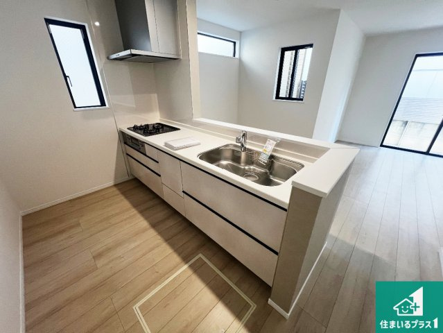 八尾市堤町　新築一戸建てのキッチン|リビングと統一感があり、使い勝手のいいキッチン。広々としているので、二人並んで作業が出来ちゃいます。お子様と一緒に色々なお料理に挑戦できるスペースがあります。