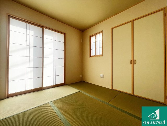 八尾市堤町　新築一戸建ての和室|一室あると便利な和室は客間としてだけでなく、小さなお子様のプレイルームや食後のくつろぎスペースとしてもご利用いただけます。収納もついていますので大活躍間違いなし！