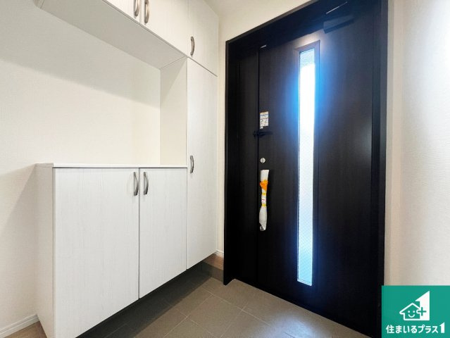 八尾市堤町　新築一戸建ての玄関|シューズボックスにはたくさんの靴が収納できるので玄関周りはいつもスッキリ！ご家族が増えても安心！