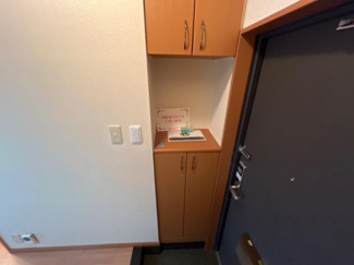 【玄関】 | シャルマン・中島 | 小物も置けるカウンター下駄箱