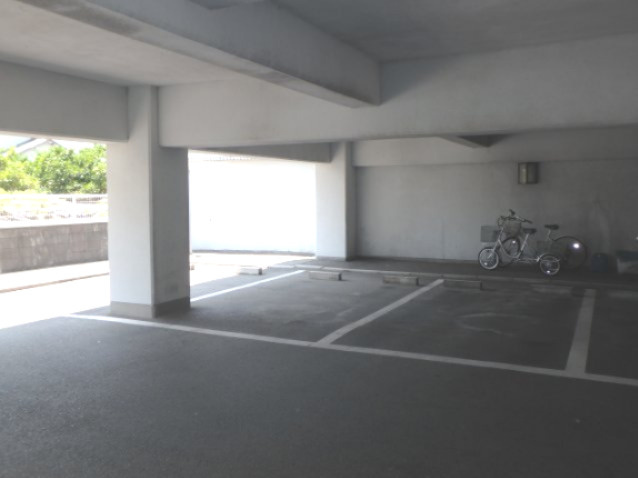 ユートピアタウン北館の駐車場