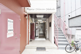 【エントランス】 | お客様を、そして住人を出迎えてくれるマンションのエントランス。ゴミが落ちていないことからも、管理状態の良さや住民の節度の高さが見て取れます。～即日のご見学可能～　お問合せはお気軽にどうぞ。

