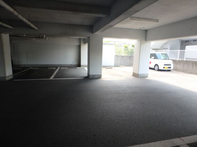 ユートピアタウン北館の駐車場